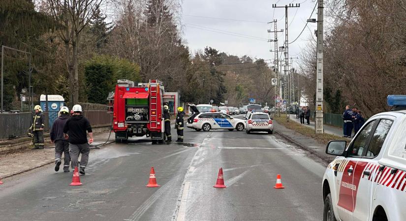 Rendkívüli helyzet Szentendrén: ömlik a gáz a 11-es úton, miután építkezés közben elvágtak egy gázcsövet