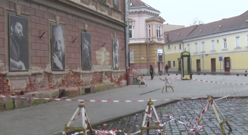 A régi nyomda épületéről ismét hullik a vakolat