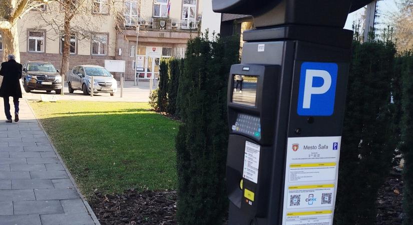 Alig egy hete vezették be a parkolási díjat Vágsellyén, de már akadnak tiltakozók