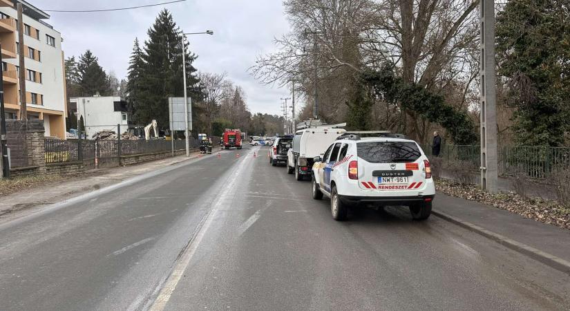 Elhárították a robbanásveszélyt Szentendrén, megindult a forgalom a 11-es főúton, több kilométeres a dugó