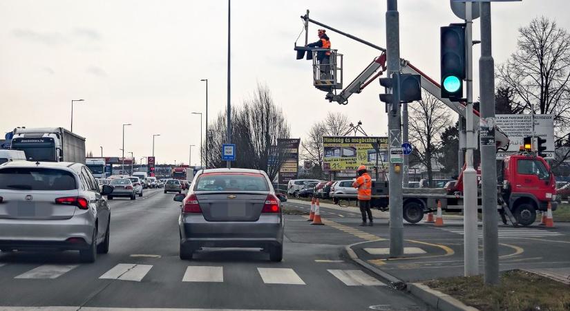 Leszakadt egy jelzőlámpa Szombathelyen az erős szélben - fotók