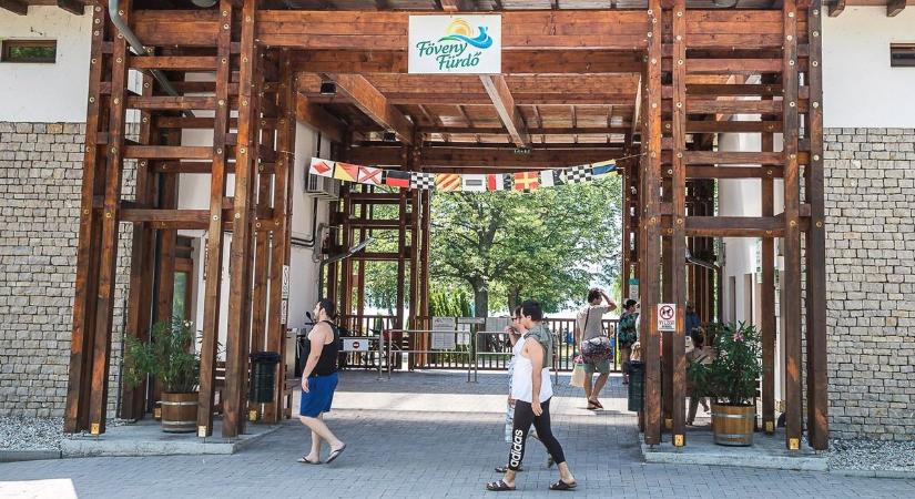 Strandfejlesztés Balatonfűzfőn: úszóstég és animátorok