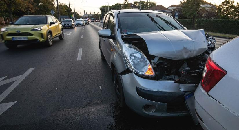 Parkoló autónak csapta a sajátját majd elpucolt a siófoki sofőr