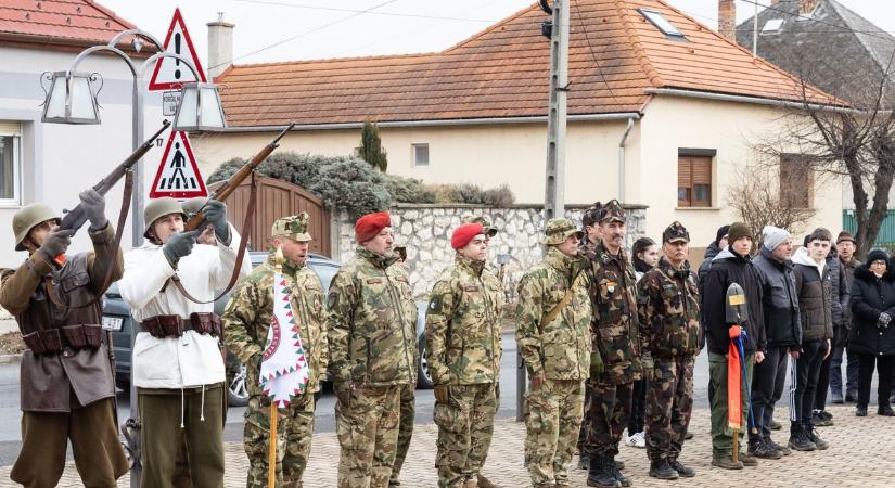 Díszlövéssel, szilencióval emlékeztek a doni katasztrófa hőseire fotók, videó