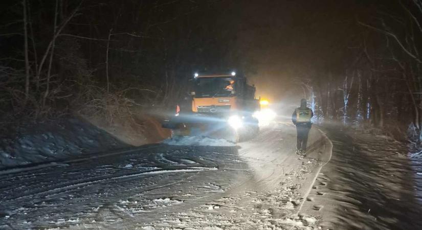 Döbbenetes: terepjáró így húzza a kamiont a Mecsekben! - VIDEÓ