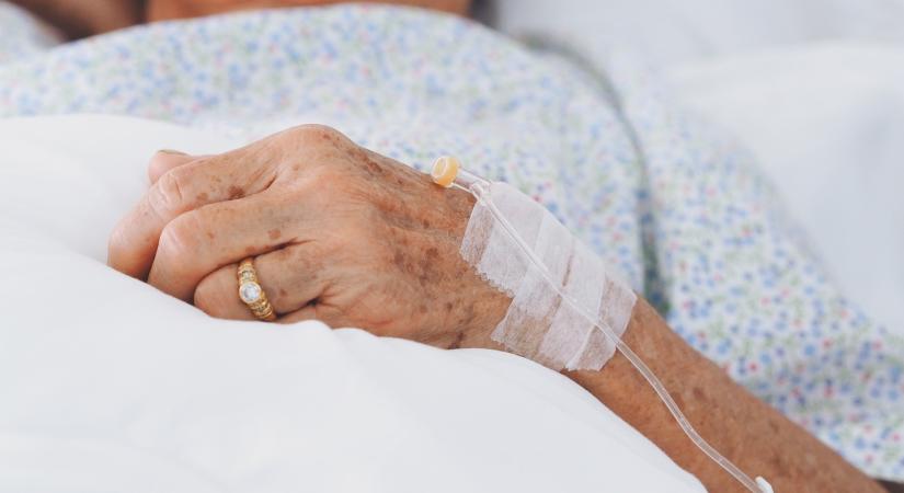 27 ember halálát okozta a koronavírus egy idősek otthonában: szuperterjesztő Mikulás vihette be a kórt