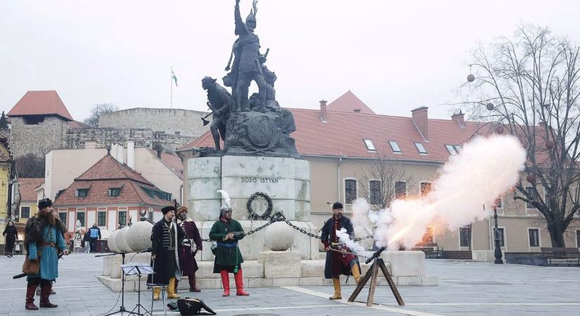 Elsütötték a Balassi ágyút a hadnagyra emlékezve