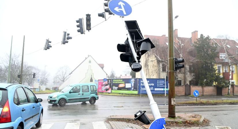 Káosz a szolnoki utakon – több baleset, kidöntött oszlopok, csúszós reggel