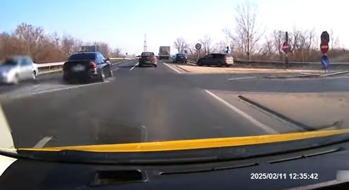 Nehéz magyarázatot találni rá, ahogy ez a BMW-s és taxis közlekedik – videó