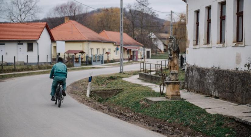 „Itt rettenetes a bérfeszültség” – A kisebb településeken rendezik a pedagógusok bérét, de az önkormányzati dolgozókét nem tudják