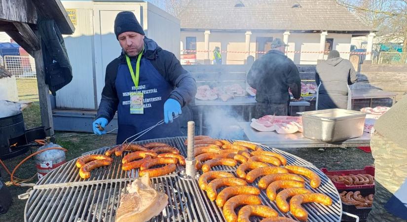 Elkezdődött a disznótoros fesztivál: készülnek a finomságok, s közlekednek az ingyenes buszjáratok