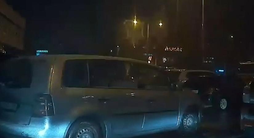 Elszabadult egy parkoló autó Pécs belvárosában (videó)