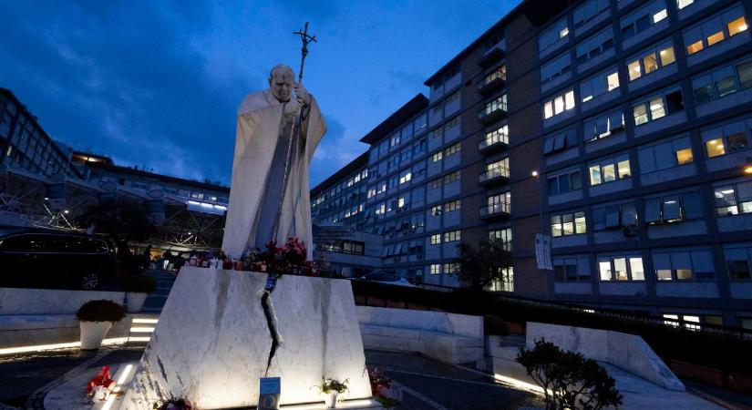 Új hírek a kórházban lévő Ferenc pápáról: derűs, jó hangulatban van