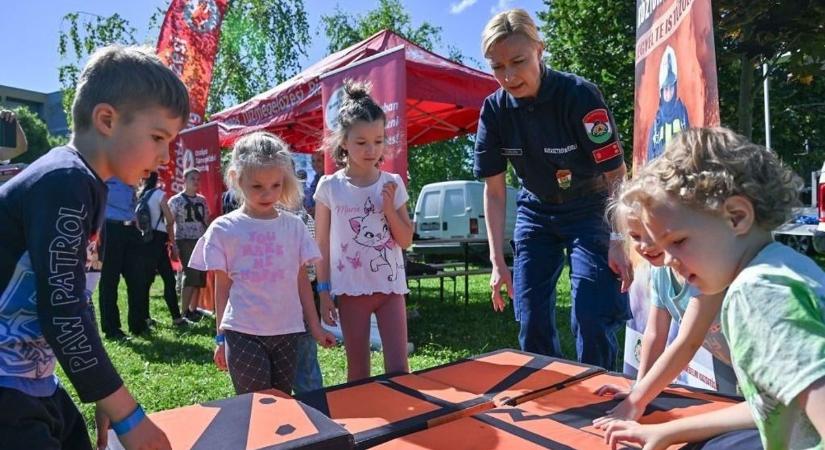 A gyerekek figyelmet is felhívják a tűzmegelőzésre, életek múlhatnak rajtuk is