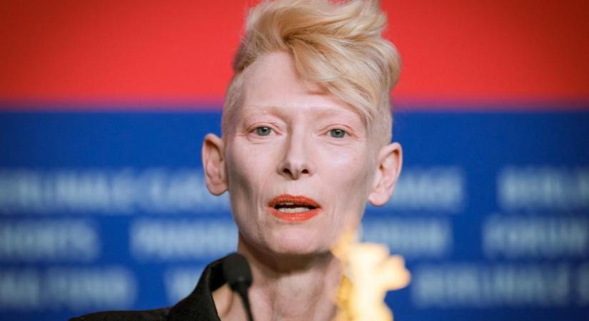 Megkezdődött a berlini nemzetközi filmfesztivál, az életműdíjas Tilda Swinton elegánsan be is szólt Donald Trumpnak