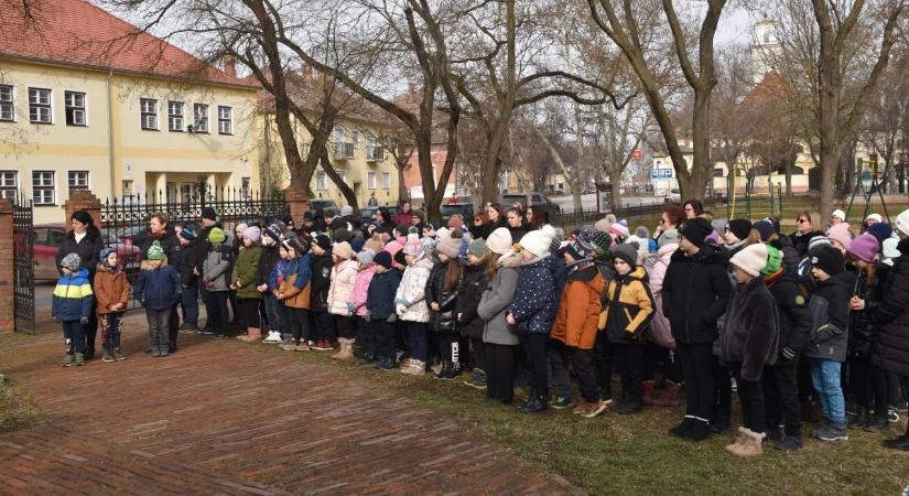 Továbbra is él a hagyomány: iskolájuk névadójára emlékeztek Karcagon – galériával