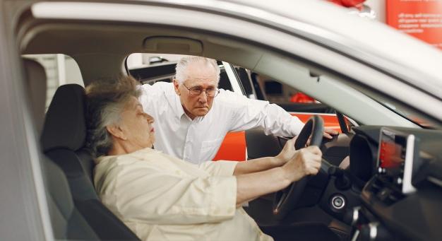 Kezdődő demencia – Mikor kell letenni az autót?