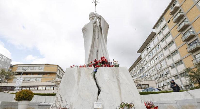 Friss hírek érkeztek a katolikus egyházfő állapotáról – sokan imádkoznak Ferenc pápáért a kórháznál