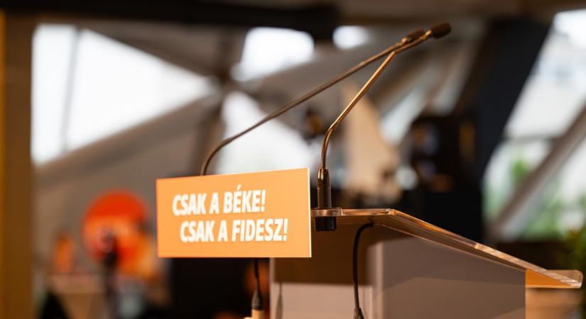 „Sündörgő, dörgölődző fajta, Weber-csicska, nincs becsülete” – reagált a Fidesz a Tisza kongresszusára