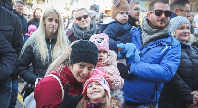 A gyerekek teljesen bevették a Nagyszínpad előtti teret - fotók, videók!