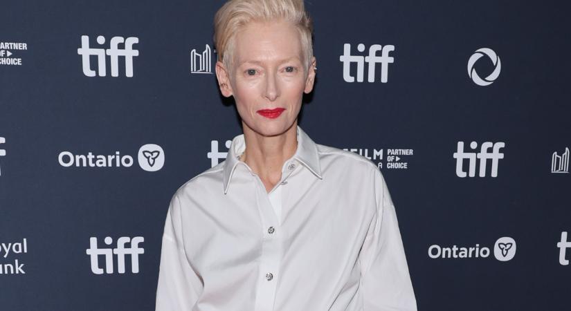 A 64 éves Tilda Swinton a maszkulin elegancia mestere: a legmenőbb nadrágos szettjei