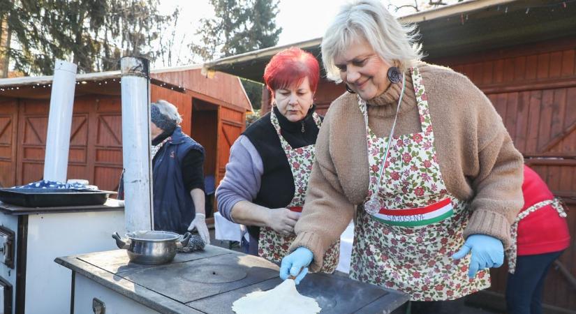 Disznótoros vigasságon mulathattunk a Csengey-kertben - fotók, videó!