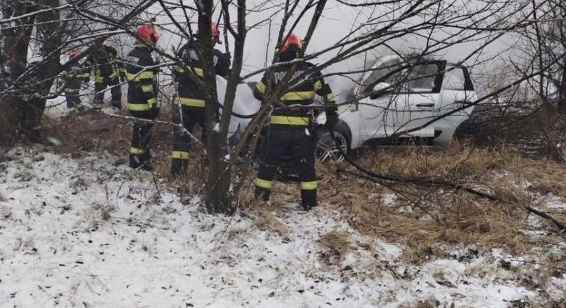 Átrepült az autó a szalagkorláton és kigyulladt, ketten benne égtek