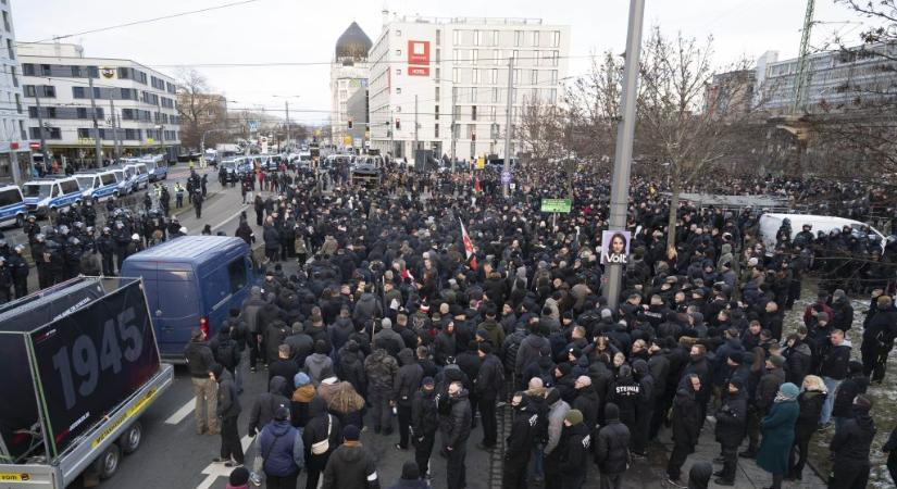 A magyar és cseh résztvevőket is köszöntötték a drezdai neonáci felvonuláson