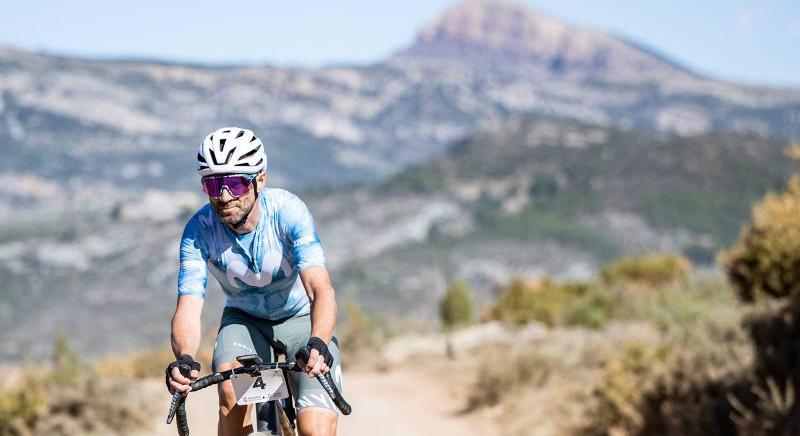 Alejandro Valverde megállíthatatlan! A spanyol legenda nyerte a Gravel World Series nyitányát.