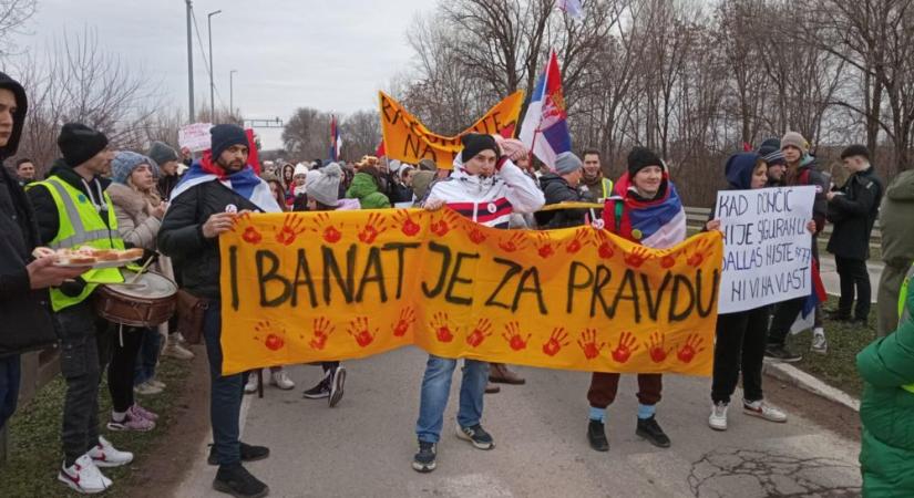 Törökbecséről gyalog érkeztek a tüntetők Óbecsére (fotók)