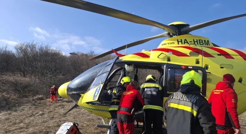 Mentőhelikopter vitte kórházba a kisfiút, miután lezuhant a kilátóból