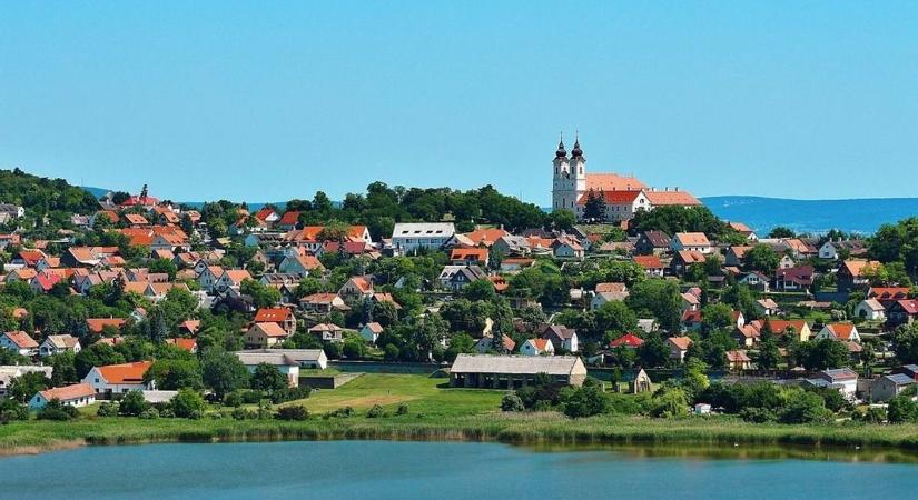 Tóparti történetek: szőlők, házak, írói hajlékok a Balatonnál