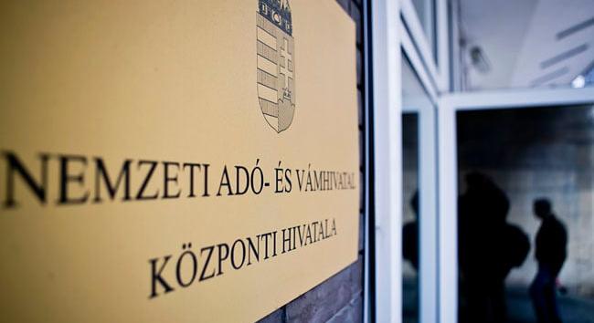 Lebukott a csaló ruhás cég: zsúfolásig volt pakolva a kamion, amikor lecsapott a NAV