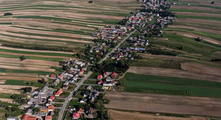 Kis Toszkánának is nevezik a falut, ahol 6000 ember él egy utcában a határtól pár órára