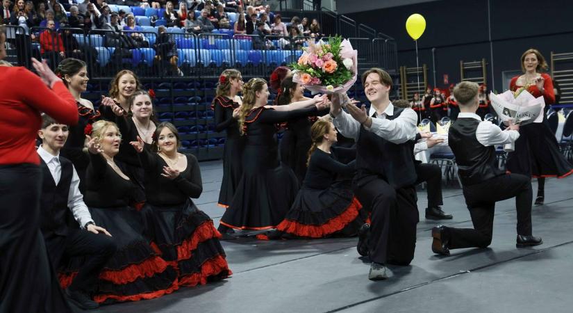 Keringők, latin pezsgés és charleston a Krúdy bálján – galériával, videóval