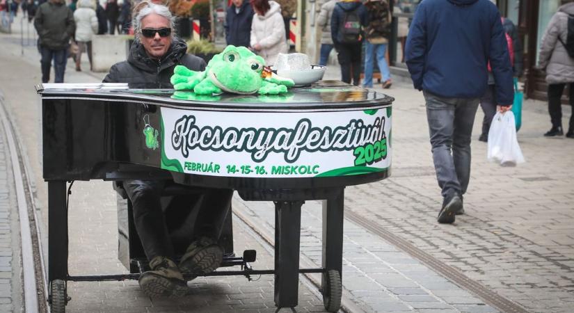 Találkozott már a guruló zongorával a Kocsonyafesztiválon? - képekkel, videóval