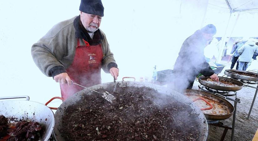 Évezredes hagyományokat elevenítettek fel a fehértói disznóvágáson – galériával, videóval