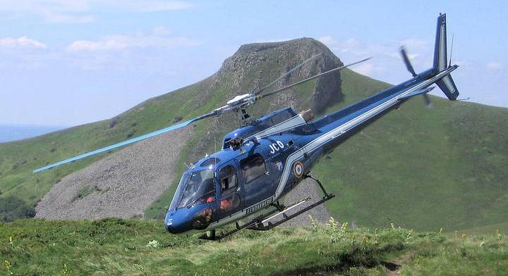 Videón, ahogy a keskeny sípályán landol a mentőhelikopter: félelmetesen profi a pilóta