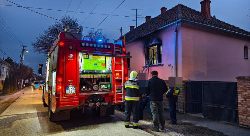 Helyszíni fotók: Halálos áldozatot követelt a sárvári háztűz