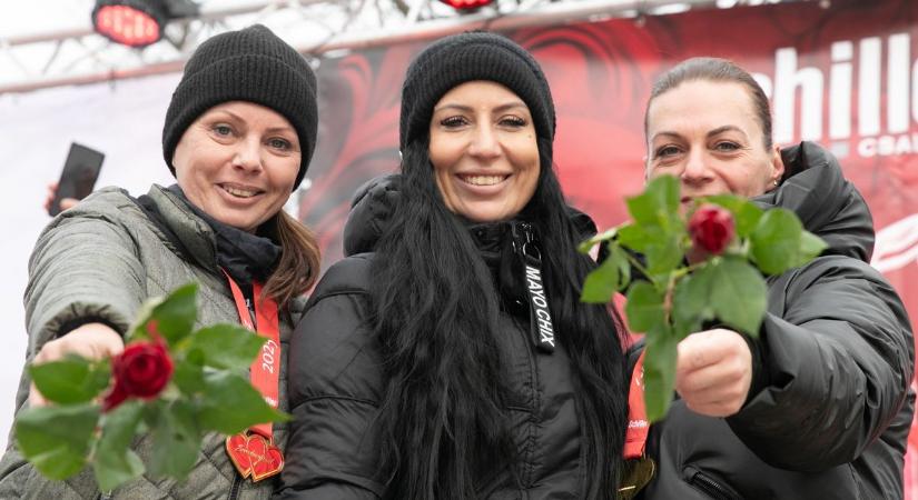 A mínuszokkal és az 50 kilométerrel is megbirkóztak a szerelmesek a Tagore sétányon (képekkel, videóval)