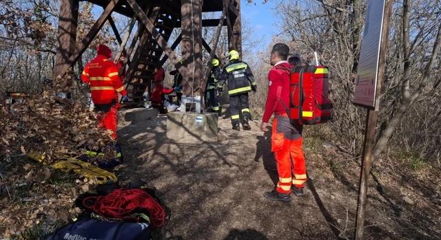 Mentőhelikopter érkezett a helyszínre: Balatonfüreden lezuhant egy kisfiú a kilátóról