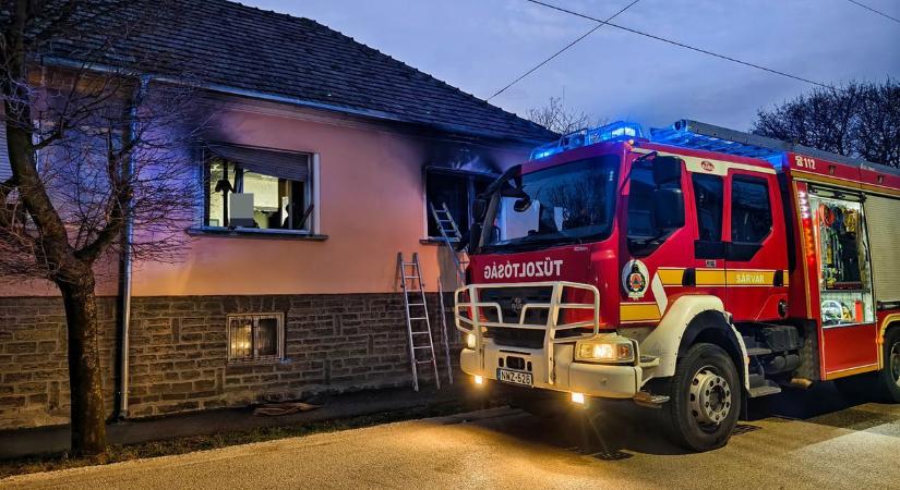 Halálos áldozatot követelt a sárvári háztűz (helyszíni fotók)