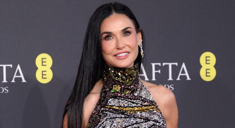 Demi Moore ruhája olyan volt a BAFTA-n, mintha egy templom ólomüveg ablakairól mintázták volna