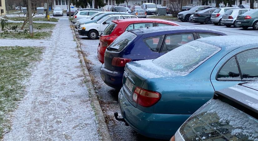 Porcukorszórás a hószállingózás után Nagykanizsán