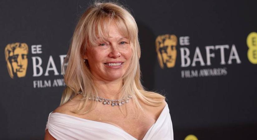 Az 57 éves Pamela Anderson testhezálló estélyijében a BAFTA-gála legszebbje volt: fotókon a ruhák