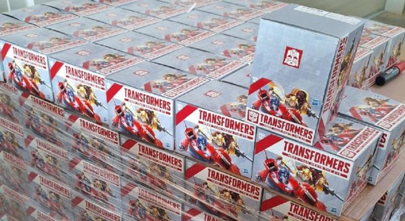 35 ezer darab Transformers nyalókát, bronz lószobrot, és gyerek bicikliket is árverez a NAV