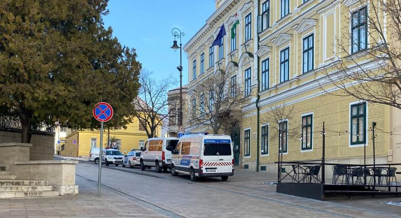 Rengeteg rendőrautó jelent meg a pécsi főtéren!