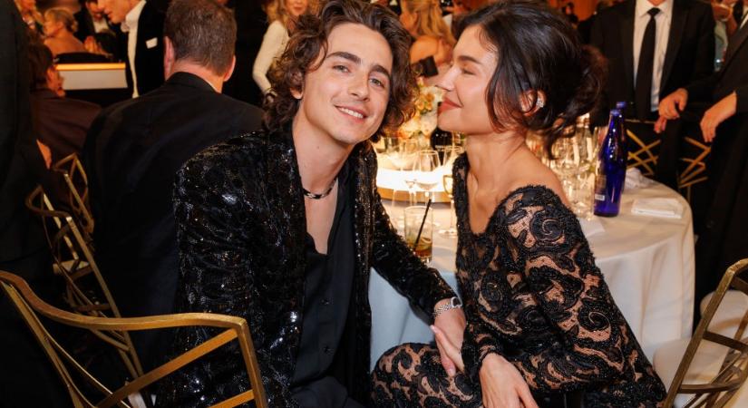 Kylie Jenner és Timothée Chalamet szerelmesen turbékoltak a BAFTA-díjátadón, csak úgy izzott köztük a levegő