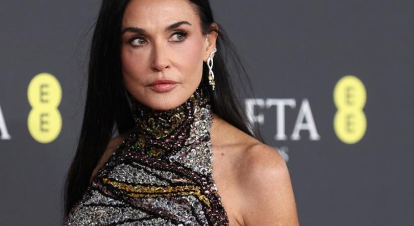 Demi Moore káprázatos ruhában ragyogott a BAFTA-gálán, de a szemfüles rajongók inkább a színésznő arcát kémlelték - Fotók