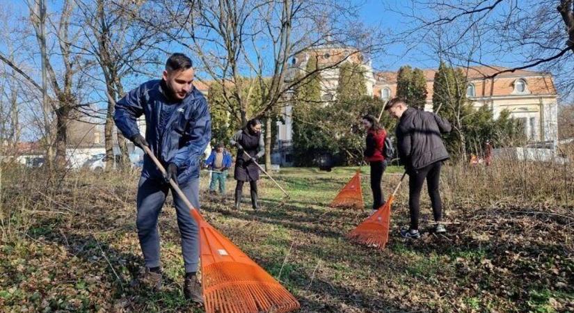 Újra megszépül a komáromi kórházkert